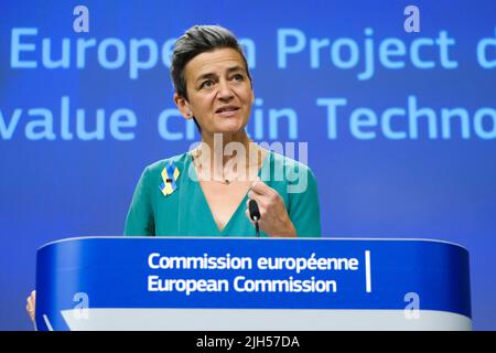 Brüssel, Belgien. 15.. Juli 2022. Am 15. Juli 2022 hält EU-Kommissarin Margrethe Vestager eine Pressekonferenz über staatliche Beihilfen für die Entwicklung von Wasserstoff-Wertschöpfungsketten am EU-Hauptsitz in Brüssel, Belgien, ab. Kredit: ALEXANDROS MICHAILIDIS/Alamy Live Nachrichten Stockfoto