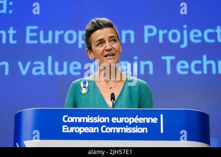 Brüssel, Belgien. 15.. Juli 2022. Am 15. Juli 2022 hält EU-Kommissarin Margrethe Vestager eine Pressekonferenz über staatliche Beihilfen für die Entwicklung von Wasserstoff-Wertschöpfungsketten am EU-Hauptsitz in Brüssel, Belgien, ab. Kredit: ALEXANDROS MICHAILIDIS/Alamy Live Nachrichten Stockfoto