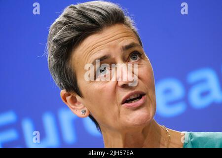 Brüssel, Belgien. 15.. Juli 2022. Am 15. Juli 2022 hält EU-Kommissarin Margrethe Vestager eine Pressekonferenz über staatliche Beihilfen für die Entwicklung von Wasserstoff-Wertschöpfungsketten am EU-Hauptsitz in Brüssel, Belgien, ab. Kredit: ALEXANDROS MICHAILIDIS/Alamy Live Nachrichten Stockfoto