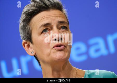 Brüssel, Belgien. 15.. Juli 2022. Am 15. Juli 2022 hält EU-Kommissarin Margrethe Vestager eine Pressekonferenz über staatliche Beihilfen für die Entwicklung von Wasserstoff-Wertschöpfungsketten am EU-Hauptsitz in Brüssel, Belgien, ab. Kredit: ALEXANDROS MICHAILIDIS/Alamy Live Nachrichten Stockfoto