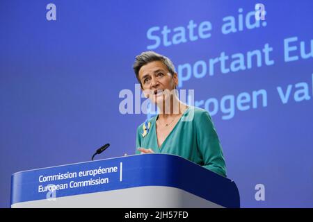 Brüssel, Belgien. 15.. Juli 2022. Am 15. Juli 2022 hält EU-Kommissarin Margrethe Vestager eine Pressekonferenz über staatliche Beihilfen für die Entwicklung von Wasserstoff-Wertschöpfungsketten am EU-Hauptsitz in Brüssel, Belgien, ab. Kredit: ALEXANDROS MICHAILIDIS/Alamy Live Nachrichten Stockfoto