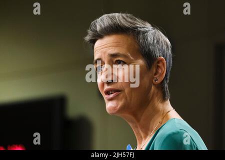 Brüssel, Belgien. 15.. Juli 2022. Am 15. Juli 2022 hält EU-Kommissarin Margrethe Vestager eine Pressekonferenz über staatliche Beihilfen für die Entwicklung von Wasserstoff-Wertschöpfungsketten am EU-Hauptsitz in Brüssel, Belgien, ab. Kredit: ALEXANDROS MICHAILIDIS/Alamy Live Nachrichten Stockfoto