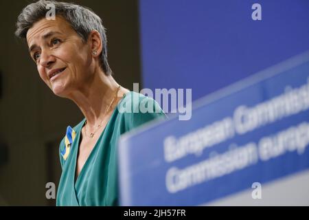 Brüssel, Belgien. 15.. Juli 2022. Am 15. Juli 2022 hält EU-Kommissarin Margrethe Vestager eine Pressekonferenz über staatliche Beihilfen für die Entwicklung von Wasserstoff-Wertschöpfungsketten am EU-Hauptsitz in Brüssel, Belgien, ab. Kredit: ALEXANDROS MICHAILIDIS/Alamy Live Nachrichten Stockfoto