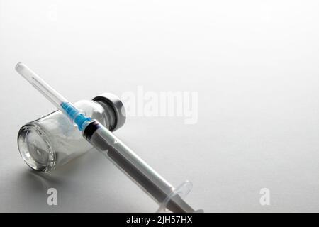 Fläschchen und Spritze auf Lichttisch. Impfungen und Impfungen Stockfoto