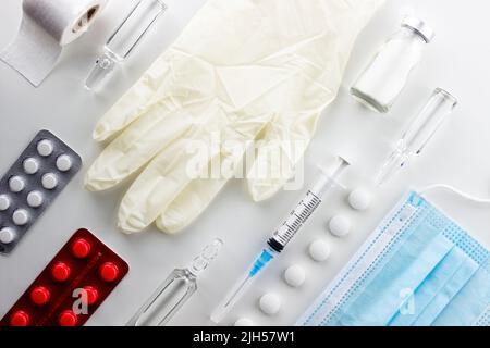 Verschiedene medizinische Geräte, Ampullen, Medikamente, Tabletten, Kapseln, Spray, Patch, Spritze, Fläschchen auf weißem Hintergrund. Medizin, Apotheke, Krankenhaus, behandeln Stockfoto