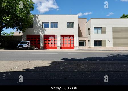 Ipswich, Suffolk, Großbritannien - 15. Juli 2022: Drei rote Feuerwehrtüren, Princes Street. Stockfoto