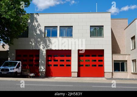 Ipswich, Suffolk, Großbritannien - 15. Juli 2022: Drei rote Feuerwehrtüren, Princes Street. Stockfoto