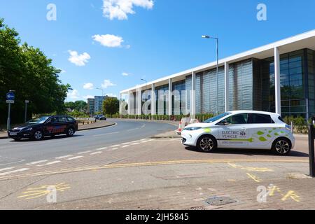 Ipswich, Suffolk, Großbritannien - 15. Juli 2022: Ipswich Crown Court in Russell Road. Elektroauto wartet darauf, sich auszuziehen. Stockfoto
