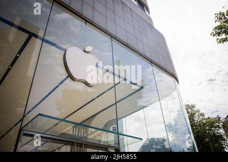 Brüssel, Belgien, 12.. juli 2022: Eingang des Apfelladens in Brüssel, Apple-Logo auf dem Fenster Stockfoto