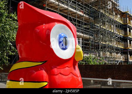 Ipswich, Suffolk, Großbritannien - 15. Juli 2022: Der Big Hoot Owl Trail zu Hilfe des St. Elizabeth Hospizes. Suffolk und Proud von Carla Wiggins im Endeavour House. Stockfoto