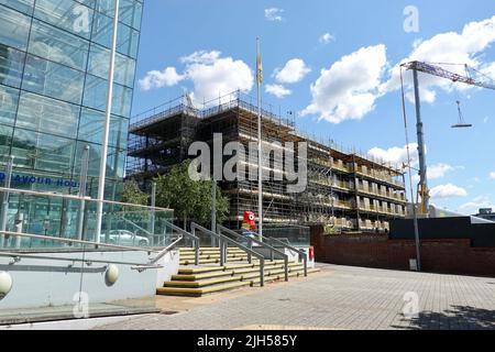 Ipswich, Suffolk, Großbritannien - 15. Juli 2022: Bauarbeiten an der Seite von Endeavour House, Russell Road. Stockfoto