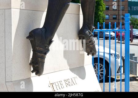 Ipswich, Suffolk, Großbritannien - 15. Juli 2022: Statue von Kevin Beattie. Beattie’s Stiefel. Stockfoto