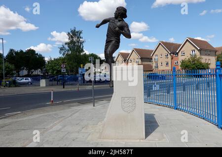 Ipswich, Suffolk, Großbritannien - 15. Juli 2022: Statue von Kevin Beattie auf der Portman Road. Stockfoto