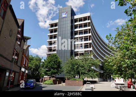 Ipswich, Suffolk, Großbritannien - 15. Juli 2022: AXA Insurance Offices on Civic Drive. Stockfoto