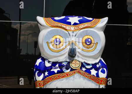 Ipswich, Suffolk, Großbritannien - 15. Juli 2022: Der Big Hoot Owl Trail zu Hilfe des St. Elizabeth Hospizes. Merlyn der Häuptling mit Eule auf dem Franziskanerweg. Stockfoto