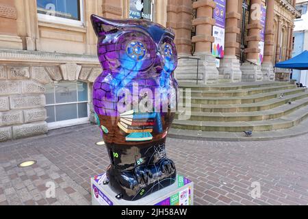 Ipswich, Suffolk, Großbritannien - 15. Juli 2022: Der Big Hoot Owl Trail zu Hilfe des St. Elizabeth Hospizes. Alakazam von Jina Gelder am Cornhill. Stockfoto