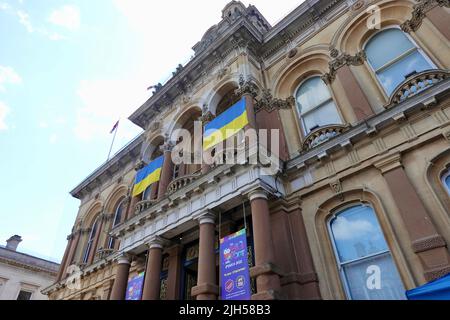 Ipswich, Suffolk, Großbritannien - 15. Juli 2022: Rathaus mit der Ukraine-Flagge zur Unterstützung. Stockfoto