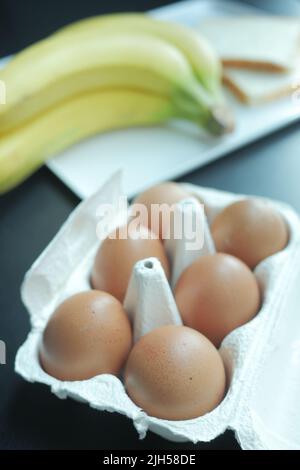 Nahaufnahme der Eier in einer Schüssel. Stockfoto