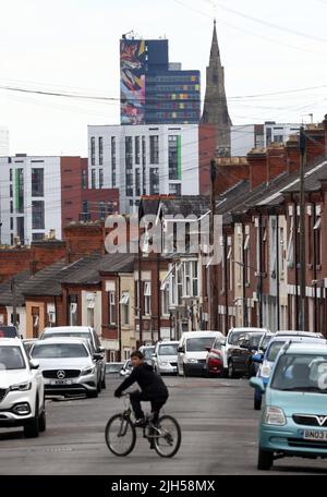 Leicester, Leicestershire, Großbritannien. 15.. Juli 2022. Street Art gilt als das höchste in Europa und das dritthöchste der Welt steht vor der Fertigstellung des Blue Tower in Leicester. Der Turm ist 82 m (269 ft) und beherbergt große Unternehmen wie Premiere Inn, Hastings Direct, Pure Gym und Al Feena Shisha Lounge. Credit Darren Staples/Alamy Live News. Stockfoto