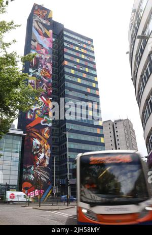 Leicester, Leicestershire, Großbritannien. 15.. Juli 2022. Street Art gilt als das höchste in Europa und das dritthöchste der Welt steht vor der Fertigstellung des Blue Tower in Leicester. Der Turm ist 82 m (269 ft) und beherbergt große Unternehmen wie Premiere Inn, Hastings Direct, Pure Gym und Al Feena Shisha Lounge. Credit Darren Staples/Alamy Live News. Stockfoto