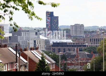 Leicester, Leicestershire, Großbritannien. 15.. Juli 2022. Street Art gilt als das höchste in Europa und das dritthöchste der Welt steht vor der Fertigstellung des Blue Tower in Leicester. Der Turm ist 82 m (269 ft) und beherbergt große Unternehmen wie Premiere Inn, Hastings Direct, Pure Gym und Al Feena Shisha Lounge. Credit Darren Staples/Alamy Live News. Stockfoto