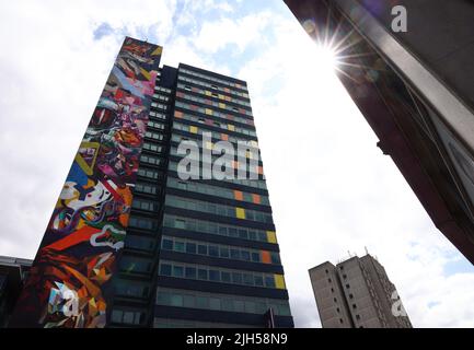 Leicester, Leicestershire, Großbritannien. 15.. Juli 2022. Street Art gilt als das höchste in Europa und das dritthöchste der Welt steht vor der Fertigstellung des Blue Tower in Leicester. Der Turm ist 82 m (269 ft) und beherbergt große Unternehmen wie Premiere Inn, Hastings Direct, Pure Gym und Al Feena Shisha Lounge. Credit Darren Staples/Alamy Live News. Stockfoto