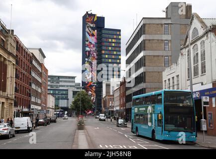 Leicester, Leicestershire, Großbritannien. 15.. Juli 2022. Street Art gilt als das höchste in Europa und das dritthöchste der Welt steht vor der Fertigstellung des Blue Tower in Leicester. Der Turm ist 82 m (269 ft) und beherbergt große Unternehmen wie Premiere Inn, Hastings Direct, Pure Gym und Al Feena Shisha Lounge. Credit Darren Staples/Alamy Live News. Stockfoto