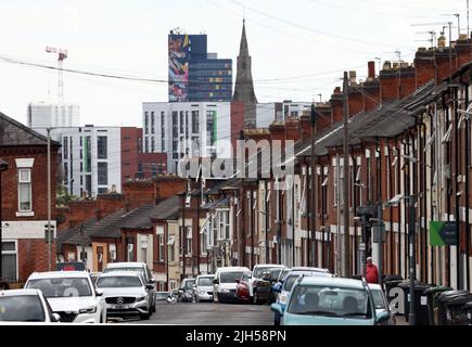 Leicester, Leicestershire, Großbritannien. 15.. Juli 2022. Street Art gilt als das höchste in Europa und das dritthöchste der Welt steht vor der Fertigstellung des Blue Tower in Leicester. Der Turm ist 82 m (269 ft) und beherbergt große Unternehmen wie Premiere Inn, Hastings Direct, Pure Gym und Al Feena Shisha Lounge. Credit Darren Staples/Alamy Live News. Stockfoto