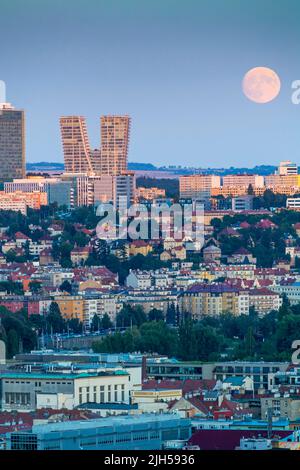 Vollmond im juni über dem Prager Panorama Stockfoto