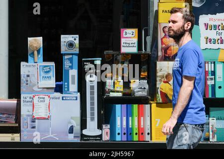 London, Großbritannien. 15.. Juli 2022. Das Met Office gibt die erste rote extreme Hitzewarnung für Teile von England aus. In London sind Fans erhältlich. Kredit: Matthew Chattle/Alamy Live Nachrichten Stockfoto