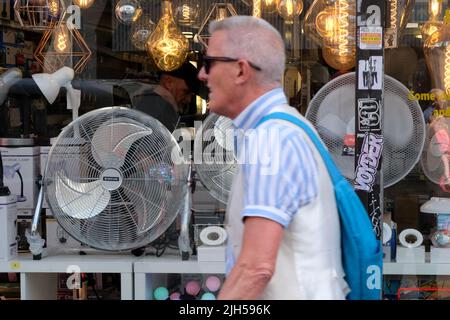 London, Großbritannien. 15.. Juli 2022. Das Met Office gibt die erste rote extreme Hitzewarnung für Teile von England aus. In London sind Fans erhältlich. Kredit: Matthew Chattle/Alamy Live Nachrichten Stockfoto