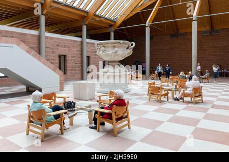 The Burrell Collection, Pollok Park, Glasgow, Schottland, Großbritannien. Das Museum der Burrell Collection wurde nach einer umfangreichen Renovierung wiedereröffnet Stockfoto