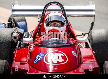 Zandvoort, Niederlande. 15.. Juli 2022. 2022-07-15 14:24:36 ZANDVOORT - Klassische Rennwagen während des historischen Grand Prix Zandvoort. Während der Rennen sind viele Oldtimer und Kleidung aus der Vergangenheit zu sehen. ANP REMKO DE WAAL netherlands Out - belgium Out Credit: ANP/Alamy Live News Stockfoto