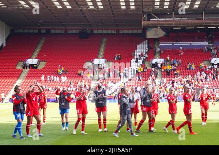 Sheffield, Großbritannien. 13.. Juli 2022. Sheffield, England, Juli 13. 2022: Die Schweizer Spieler sehen beim UEFA Womens Euro 2022-Fußballspiel der Gruppe C zwischen Schweden und der Schweiz in der Bramall Lane in Sheffield, England, niedergeschlagen und enttäuscht aus. (Daniela Porcelli /SPP) Quelle: SPP Sport Press Foto. /Alamy Live News Stockfoto