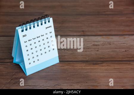 Januar 2023 weißen Schreibtisch Kalender auf Holztisch anpassbar für Ideen von Text. Konzept und Platz zum Kopieren im neuen Jahr Stockfoto