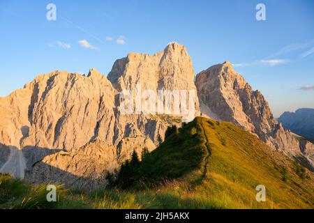 Atemberaubende Aussicht auf eine Person, die den Blick auf den Monte Pelmo vom Gipfel des Col de la Puina genießt. Stockfoto