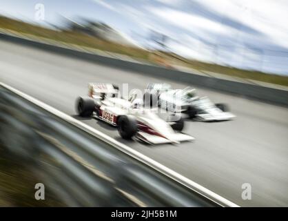 Zandvoort, Niederlande. 15.. Juli 2022. 2022-07-15 14:00:43 ZANDVOORT - Klassische Rennwagen während des historischen Grand Prix Zandvoort. Während der Rennen sind viele Oldtimer und Kleidung aus der Vergangenheit zu sehen. ANP REMKO DE WAAL netherlands Out - belgium Out Credit: ANP/Alamy Live News Stockfoto