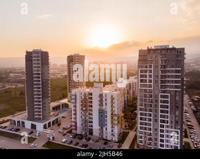 Tiflis, Georgien - 17.. oktober, 2021: Green Diamond Apartments Komplex Gebäude Panorama mit sonnigen Sonnenuntergang Hintergrund. Georgia Immobilien Stockfoto