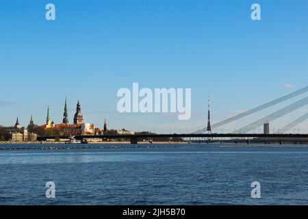 Blick auf die Altstadt von Riga und die Kirchtürme. Gegenüber dem Ufer des Flusses Daugava. Stockfoto