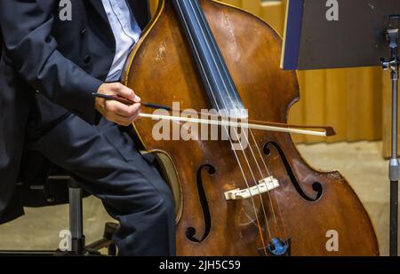 Philharmonisches Orchester am Kontrabass, Aufführungskonzert, klassisches Musikkonzept Stockfoto
