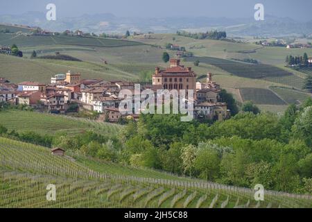 Das Dorf und Schloss von Barolo, Italien Stockfoto