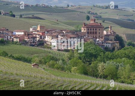 Das Dorf und Schloss von Barolo, Italien Stockfoto