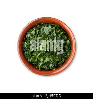Gekochte Grünkohl-Streifen, typisch brasilianische Feijoada-Beilage in einer Schüssel isoliert auf weißem Hintergrund. Stockfoto
