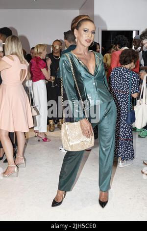 Paris, Frankreich. 6.. Juli 2022. Ein Gast besucht die Anggy Haif Collective expo im Rahmen der Paris Fashion Week am 07. Juli 2022 in Paris, Frankreich. Stockfoto