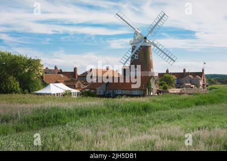 Cley Windmill, Blick im Sommer über Cley-Sümpfe in Richtung der Windmühle aus dem 18.. Jahrhundert in Cley am Meer, North Norfolk Coast, England, Großbritannien Stockfoto