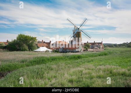 Windmühle UK England, Blick im Sommer über die Cley-Sümpfe in Richtung der Windmühle aus dem 18.. Jahrhundert in Cley am Meer, North Norfolk Coast, England, Großbritannien Stockfoto