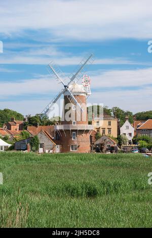 Cley am Meer, Blick im Sommer auf die Windmühle aus dem 18.. Jahrhundert und das Anwesen aus der Zeit im nördlichen Norfolk-Dorf Cley am Meer, England, Großbritannien Stockfoto