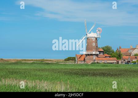 Cley Windmill Norfolk, Blick im Sommer über Cley Marshes in Richtung der Windmühle aus dem 18.. Jahrhundert in Cley am Meer, North Norfolk Coast, England, Großbritannien Stockfoto