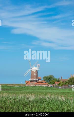 Windmühle Cley Norfolk, Blick im Sommer über die Cley-Sümpfe in Richtung der Windmühle aus dem 18.. Jahrhundert in Cley neben dem Meer, North Norfolk Coast, England, Großbritannien Stockfoto