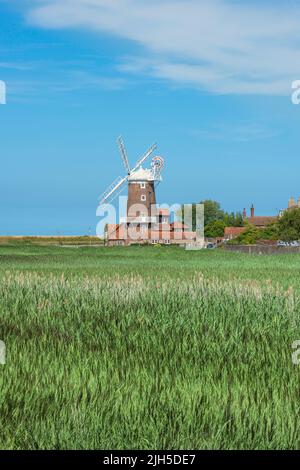 Cley Marshes, Blick über Cley Marshes in Richtung der Windmühle aus dem 18.. Jahrhundert in Cley am Meer, North Norfolk Coast, England, Großbritannien Stockfoto